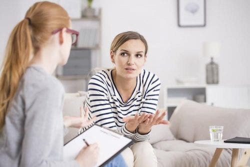 Female patient describes her anxiety symptoms to her psychologist.