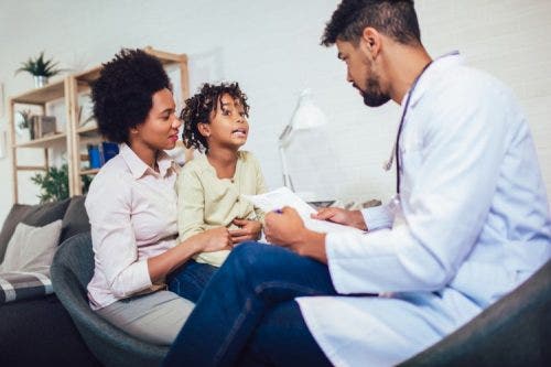 An FNP meets with patients.